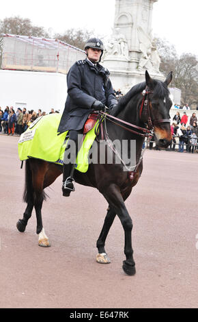 Londres, UK - 8 mars, 2011 : Canada policier patrouillant dans la région de Buckingham Palace Banque D'Images