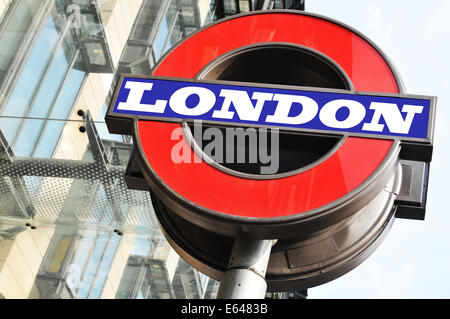 Londres, UK - 8 mars, 2011 : signe de métro à Londres Banque D'Images