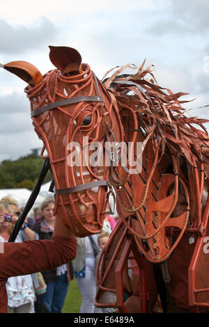 Southport, Merseyside, Royaume-Uni. 14 août, 2014. Marionnette cheval cheval nommé Joey Joey, à la plus grande exposition florale indépendante, qui célèbre sa 85e année. Handspring Puppet Company apporté la vie moyennes au galop, cheval marionnette à grande échelle à la vie dans l'arène showground Banque D'Images