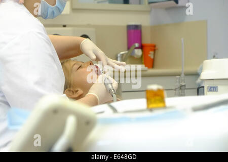 Jeune fille a ses dents nettoyées par une hygiéniste dentaire chez le dentiste Banque D'Images