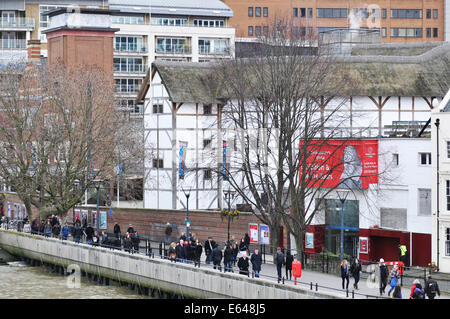 Londres, UK - 5 mars 2011 : les touristes visiter le Shakespeare's Globe, grand monument historique et culturel à Londres, Royaume-Uni Banque D'Images