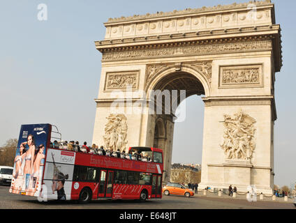 PARIS, FRANCE - 29 mars 2011 : les touristes à visiter la célèbre l'Arc de Triomphe (Arc de Triomphe) sur les Champs Elysées Banque D'Images