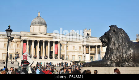 Londres, Royaume-Uni - 18 NOVEMBRE 2011 : Groupe de touristes visiter la National Gallery de Trafalgar Square, Londres. Banque D'Images