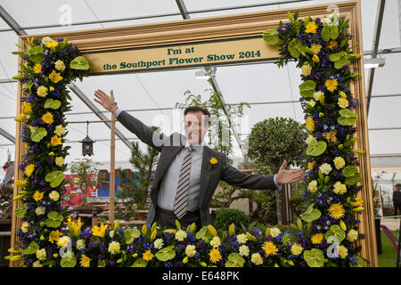 Southport, Merseyside, Royaume-Uni. 14 août, 2014. Strictly Come Dancing star Anton du Beke ouvre la plus grande exposition florale indépendante. "Je vais avoir une flânerie, regardez les frontières herbacées," annonce l'Anton. "Et n'importe qui qui veut venir nous dire bonjour, venez dire bonjour." Banque D'Images