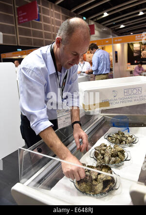 Hong Kong, Chine. 14e Août, 2014. Un exposant montre huîtres australienne lors de la 25e Food Expo à Hong Kong, Chine du Sud, 14 août 2014. L'Expo a débuté le jeudi et les visiteurs sera introduit pour une large gamme de produits alimentaires par la qualité des fournisseurs de partout dans le monde. Credit : Lui Siu Wai/Xinhua/Alamy Live News Banque D'Images