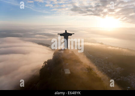 La gigantesque statue Art Déco connu comme Jésus le Christ Rédempteur (Cristo Redentor) sur la montagne du Corcovado à Rio de Janeiro au Brésil. Banque D'Images