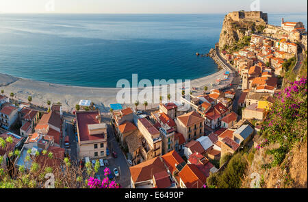 Vue sur Ville avec Castello Ruffo, Scilla, Calabre, Italie Banque D'Images