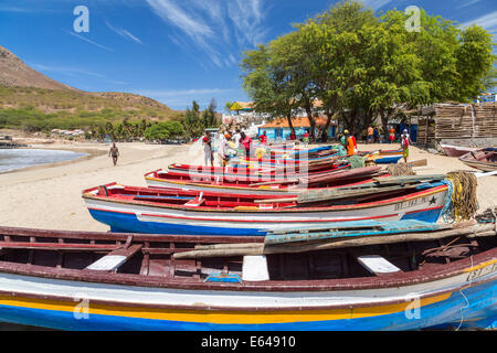 Bateaux de pêche sur la plage, Tarrafal, l'île de Santiago, Cap-Vert Banque D'Images