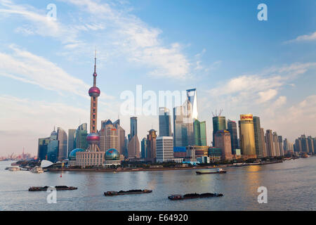 Les barges et les toits de Pudong, Shanghai, Chine Banque D'Images