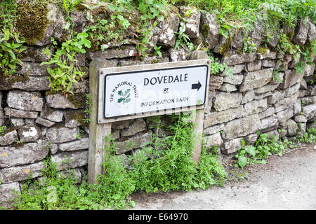 Panneau disant Dovedale et grange sur Milldale informations Staffordshire, Derbyshire frontière, parc national de Peak District, England, UK Banque D'Images