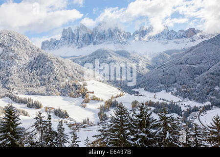 Neige de l'hiver Saint Magdalena Geisler Spitzen village (3060m), Val di Funes Trentin-Haut Adige Dolomites Tyrol du Sud Italie Banque D'Images