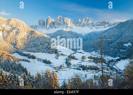 Neige de l'hiver ; Saint Magdalena village ; Geisler Spitzen (3060m), Val di Funes ; montagnes des Dolomites ; Trentin-Haut Adige ; South Banque D'Images