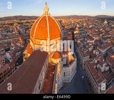 Duomo Santa Maria del Fiore et sur les toits de Florence, Italie Banque D'Images