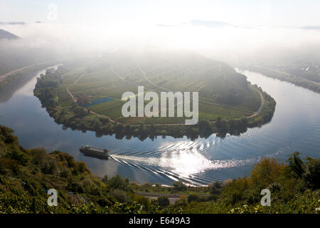 Rhénanie-Palatinat, Allemagne Bremm village historique Bremm est sur une rivière de la Moselle à Horseshoe Bend Bend en vallée de la Moselle dans Banque D'Images