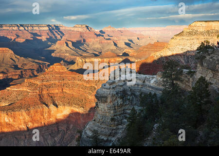 Vue panoramique du Grand Canyon South Rim au coucher du soleil. Grand Canyon, Arizona, USA. Banque D'Images