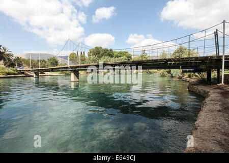 Ha'Amal Stream AKA Hasi River s'écoule dans le kibboutz Nir David dans le Nord d'Israël Banque D'Images