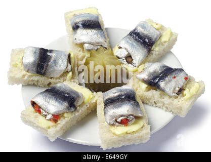 Des sandwichs avec le poisson sur une plaque blanche Banque D'Images