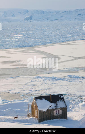 Tiniteqilaq et la glace de mer en hiver, E. Greenland Banque D'Images