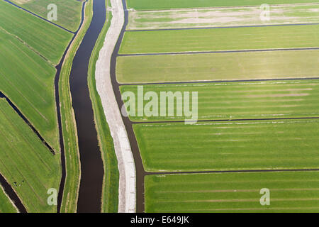 Canal & polder ou re-terres revendiquées, N. Holland, Pays-Bas Banque D'Images