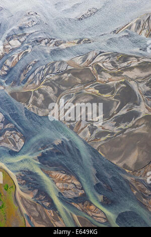 Vue aérienne de la rivière Hosa colorés par la fonte des glaciers, l'Islande SW