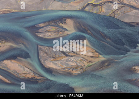 Vue aérienne de la rivière Hosa colorés par la fonte des glaciers, l'Islande SW