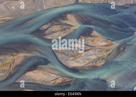 Vue aérienne de la rivière Hosa colorés par la fonte des glaciers, l'Islande SW