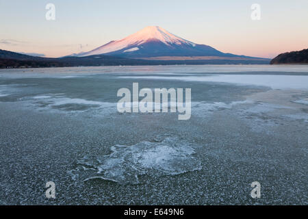 Glace du lac Yamanaka snowcovered avec le Mont Fuji en arrière-plan, le Japon Banque D'Images