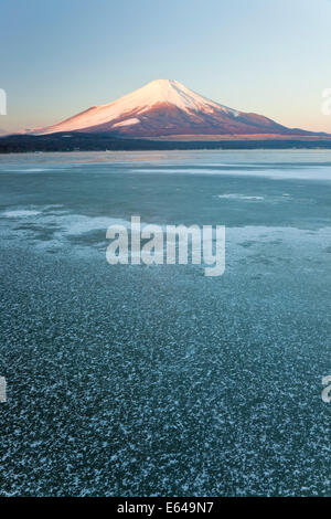 Glace du lac Yamanaka snowcovered avec le Mont Fuji en arrière-plan, le Japon Banque D'Images