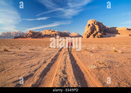 Les pistes dans le désert, Wadi Rum, Jordanie Banque D'Images