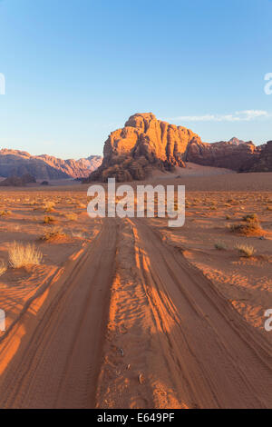 Les pistes dans le désert, Wadi Rum, Jordanie Banque D'Images