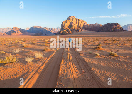 Les pistes dans le désert, Wadi Rum, Jordanie Banque D'Images