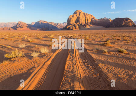 Les pistes dans le désert, Wadi Rum, Jordanie Banque D'Images