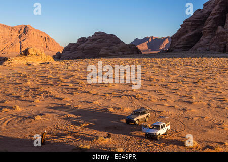 Les pistes dans le désert, Wadi Rum, Jordanie Banque D'Images