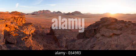 Le coucher du soleil, le désert de Wadi Rum, Jordanie Banque D'Images