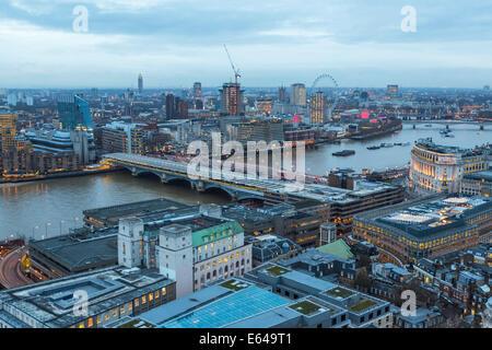 Vue sur la Tamise vers Millenium Wheel, London, UK Banque D'Images