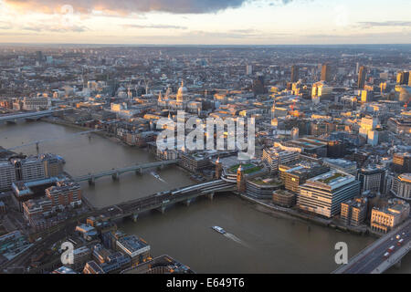 Vue sur la Tamise et St Paul, London, UK Banque D'Images
