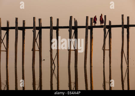 Pont en teck U Bein au lever du soleil, Mandalay, Myanmar Banque D'Images