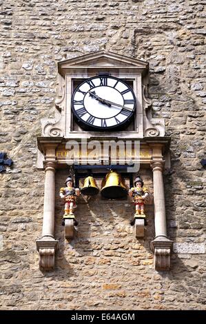 De près de l'horloge et le quarterboys sur Carfax Tower, Oxford, Oxfordshire, Angleterre, Royaume-Uni, Europe de l'Ouest. Banque D'Images