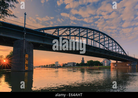 Pont John Frost (John Frostbrug en néerlandais) est le pont routier sur le Rhin inférieur à Arnhem, aux Pays-Bas. Banque D'Images