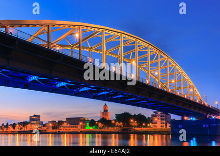 Pont John Frost (John Frostbrug en néerlandais) est le pont routier sur le Rhin inférieur à Arnhem, aux Pays-Bas. Banque D'Images