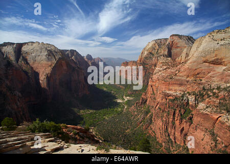 Regarder sur Zion Canyon, Zion Canyon et Virgin River Scenic Drive, à partir du haut de Angel's Landing, Zion National Park, l'Uta Banque D'Images