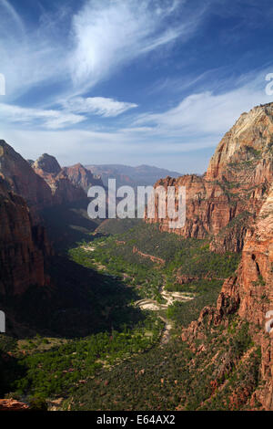 Regarder sur Zion Canyon, Zion Canyon et Virgin River Scenic Drive, à partir du haut de Angel's Landing, Zion National Park, l'Uta Banque D'Images