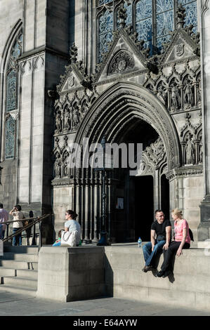 Les touristes appréciant les soir soleil de l'été devant la cathédrale St Giles, vieille ville d'Édimbourg Banque D'Images