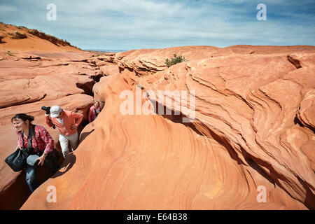 Les touristes qui sortent du Lower Antelope Canyon. Page, Arizona, États-Unis. Banque D'Images