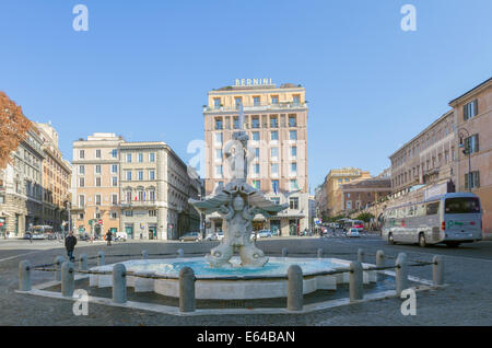 Fontaine du Triton, sur la Piazza Barberini, Rome, Italie Banque D'Images