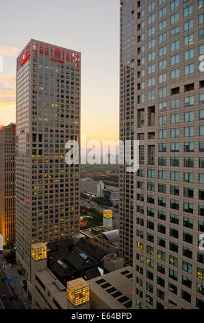 Belle vue sur les gratte-ciels de Jianwai SOHO dans la capitale chinoise, avec les lumières de la circulation sur le troisième périphérique et les bureaux et les bâtiments éclairant la scène en début de soirée. Rare scène panoramique pendant l'heure bleue juste après le coucher du soleil avec un ciel clair à Guomao, le quartier central des affaires de Beijing, situé dans le quartier de Chaoyang, Chine, RPC. © Olli Geibel Banque D'Images