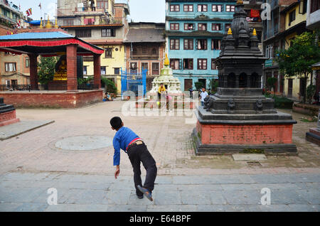 Les enfants népalais à jouer au cricket à Lalitpur Sub-Metropolitan Ville le 2 novembre 2013, à Patan Népal Banque D'Images