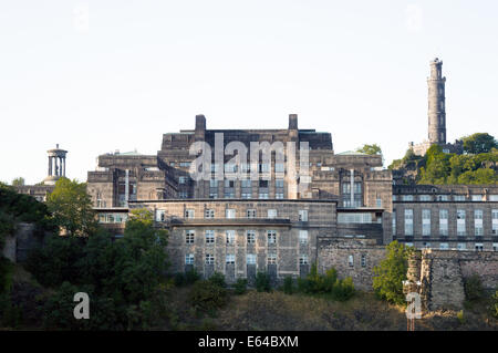 St Andrew's House avec le Nelson et Dugald Stewart monuments de Calton Hill à l'arrière-plan. Banque D'Images