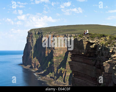 dh St Johns Head falaises HOY ISLAND ORKNEY ISLES couple Touristes Red grès seacliffs côte Atlantique mer ecosse top Cliff
