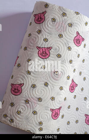 Marks & Spencer percy pig ménage serviettes ultra 3-ply situé sur fond blanc Banque D'Images